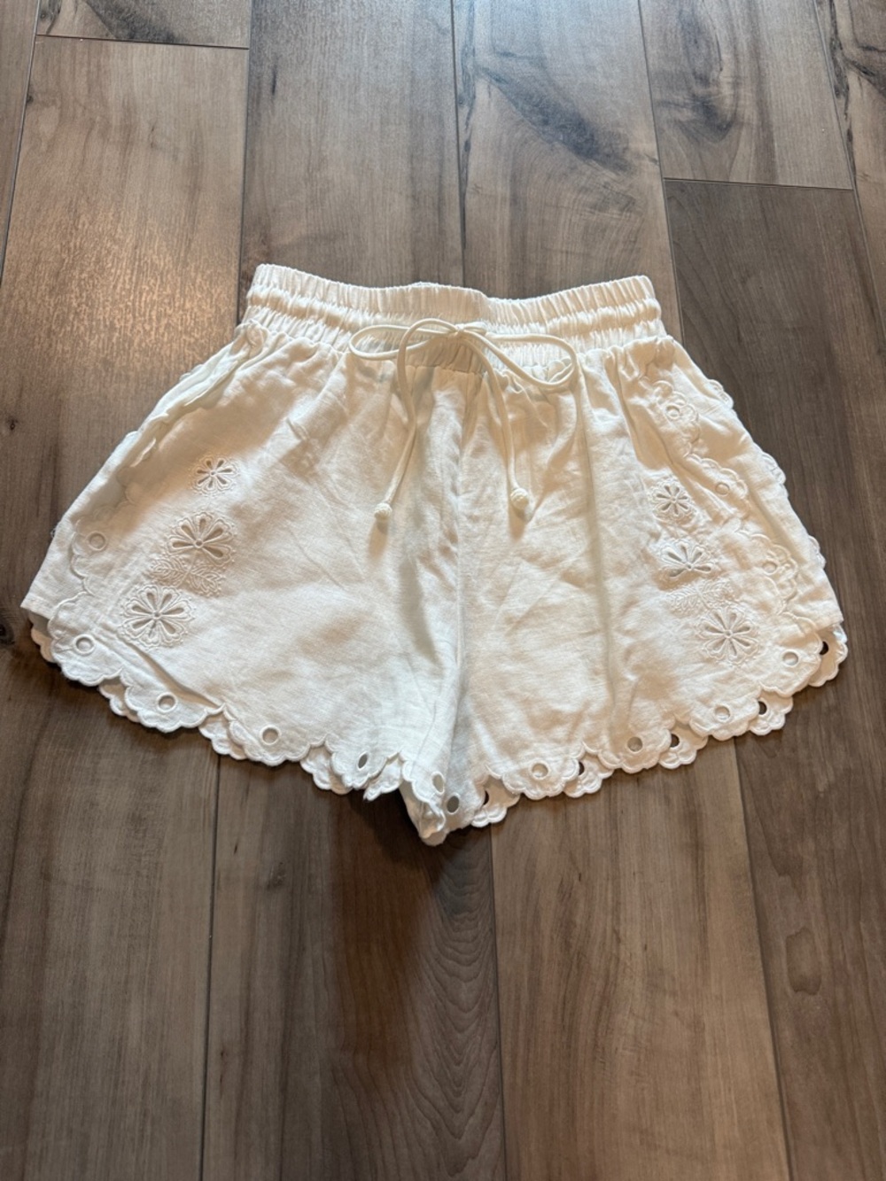 FARM Rio White Eyelet Scalloped Hem Drawstring Shorts. 100% Linen. Lined. New - Picture 8 of 15